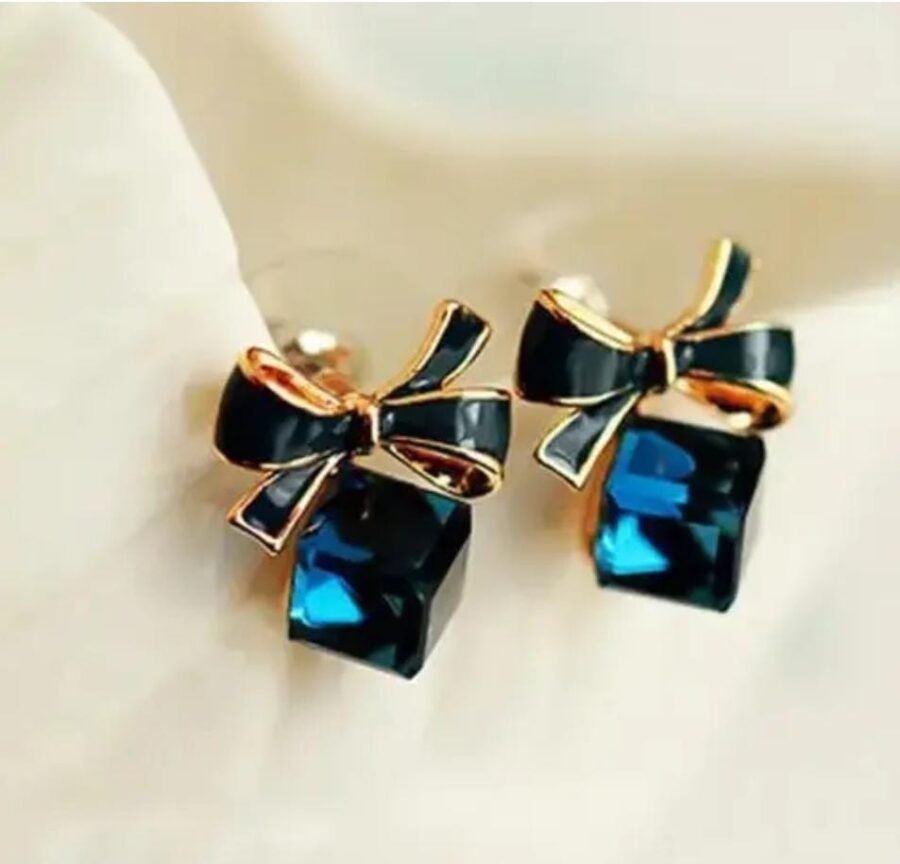 Edge Korean Studs – Chic Simplicity in Every Angle